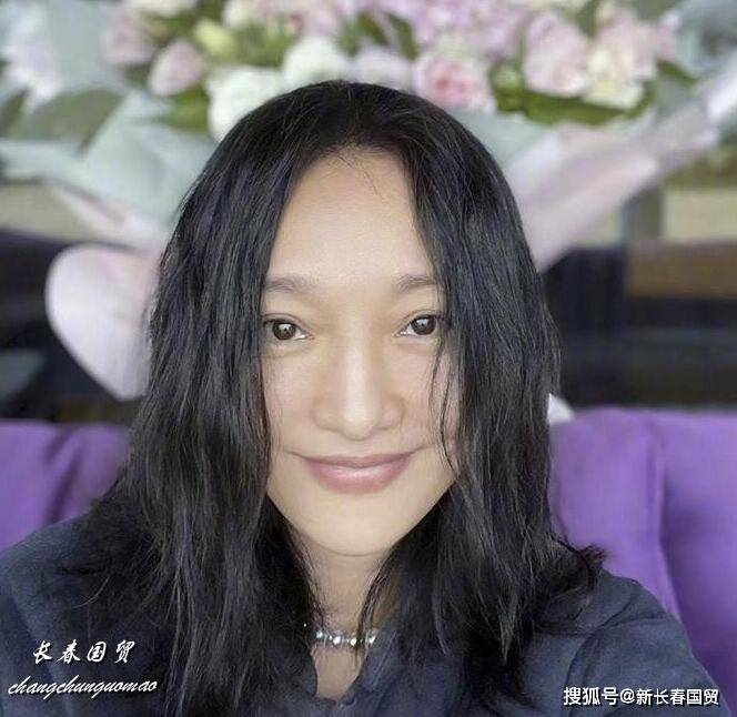 46岁女星周迅近照曝光,素颜出镜暴露真实颜值