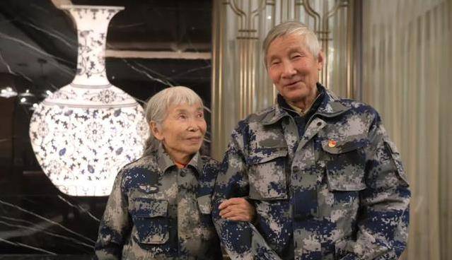 原创中国首位女空降兵马旭住两间小房攒1000万捐款遭银行报警