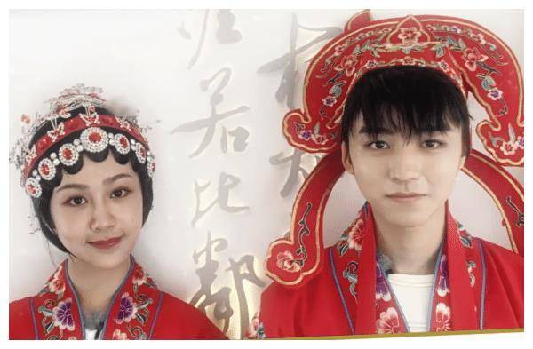 黄晓明强迫王俊凯穿中式婚服,杨紫穿新娘装!两人的表情说明一切