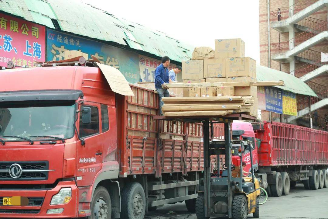 因运费纠纷货车司机被2辆面包车前后围堵司机不给运费不卸货