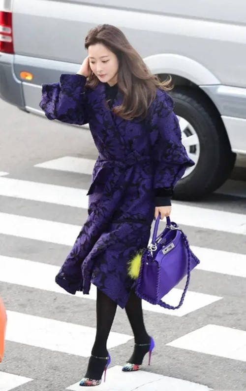 44岁金喜善不显老 穿紫色外套显自然 颜值依然如"小姑娘"