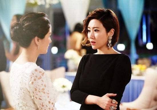 在一次剧组拍摄时,巴图正在打游戏,经过的王博谷被吸引停下脚步,两人