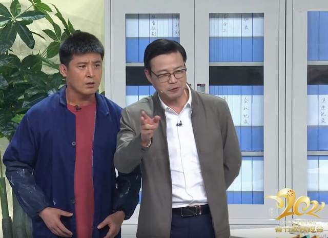 孙涛,王迅在央视春晚表演《大扫除》