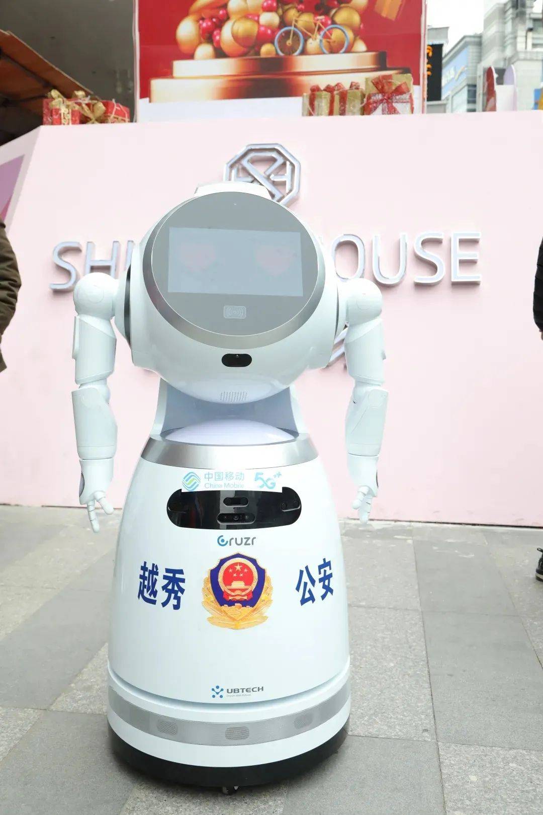萌到出警丰石智能警用机器人亮相首届警察节