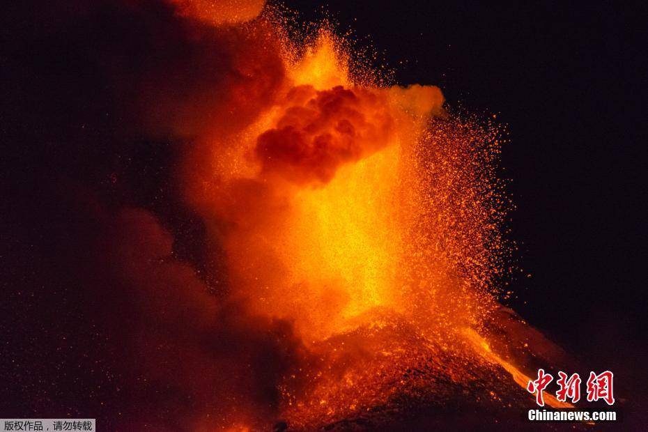 意大利埃特纳火山强烈喷发 夜空成"火海"