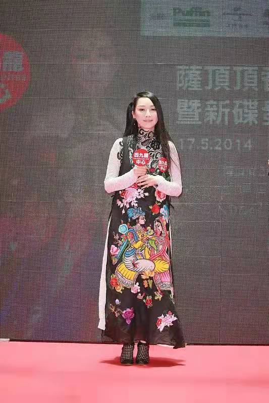 萨顶顶不愧是格莱美第一人 穿黑色民族袍美感十足 图案超有个性