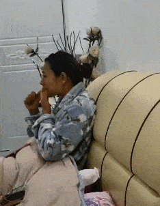 搞笑gif:哈哈!兄弟,咋了?昨晚没玩嗨吗?看你那狗样