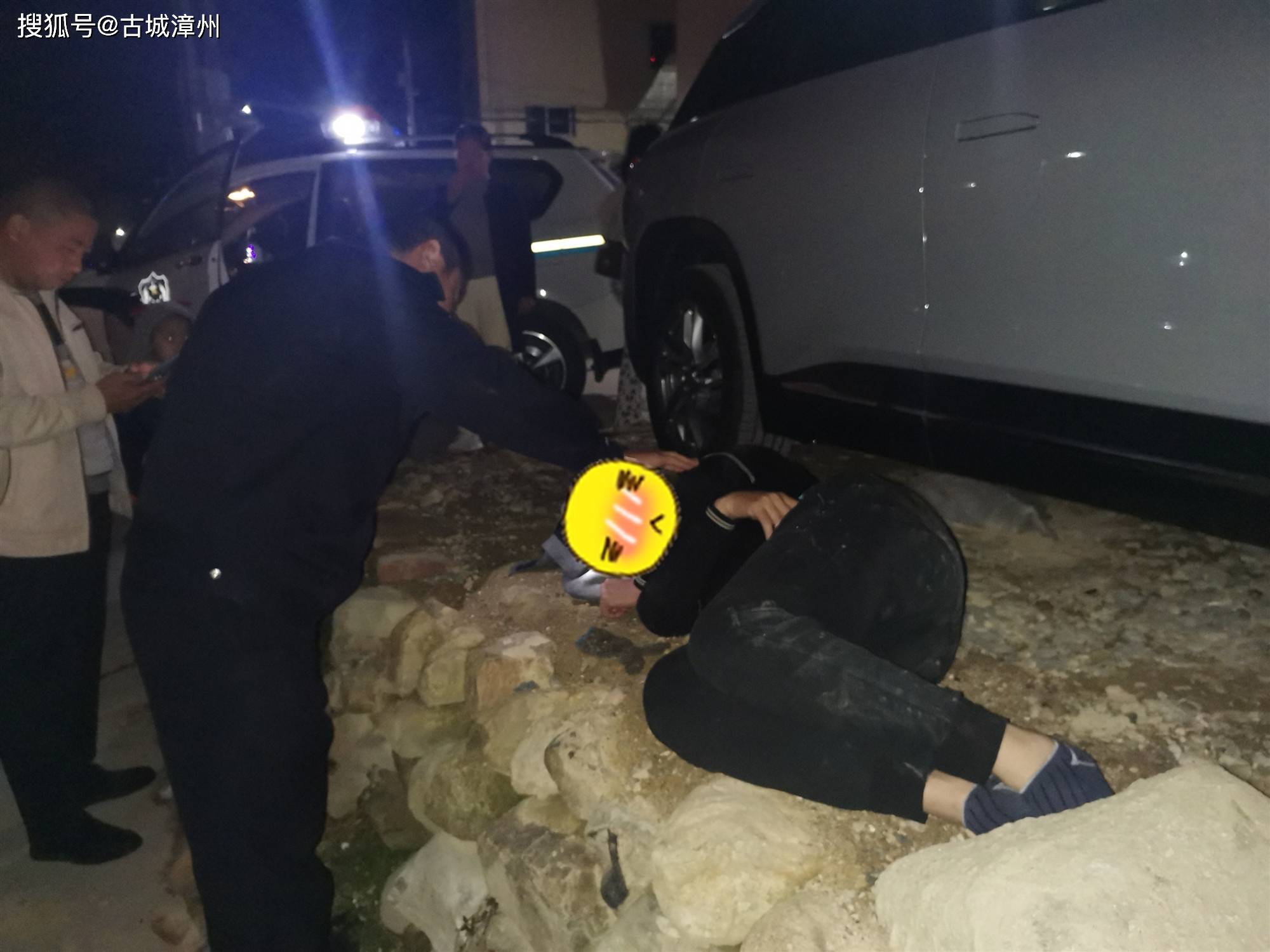 凌晨男子醉酒睡路边 民警热心救助暖人心