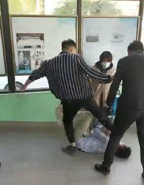 出门在外都是为了一口饭,何必要动手打架呢?