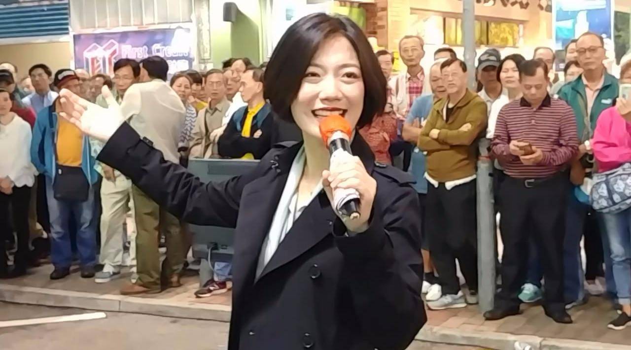 原创曾登上央视春晚舞台的女歌手,在香港街头卖唱,路人打赏落魄了?