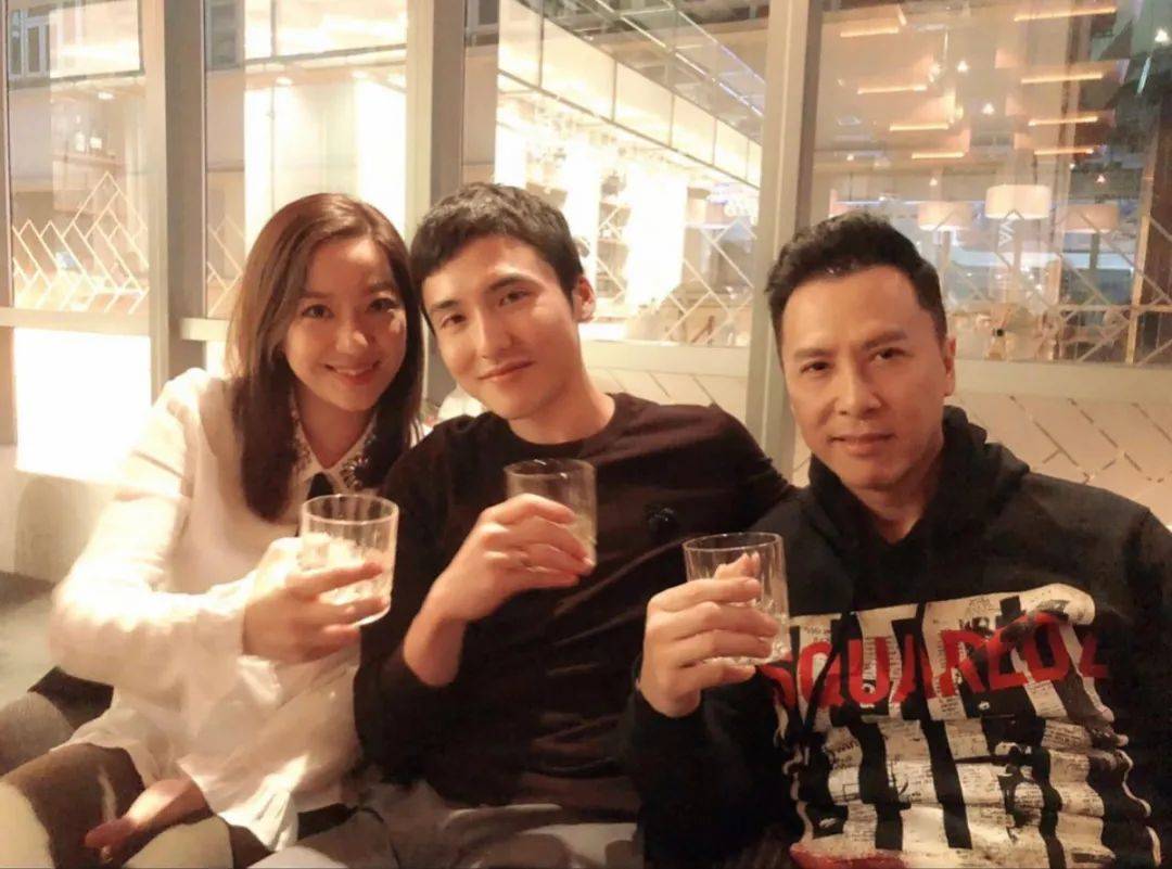 原创豪门扎堆庆生,李嘉欣老公痴汉笑蔡加赞不输明星,赌王三太美绝了