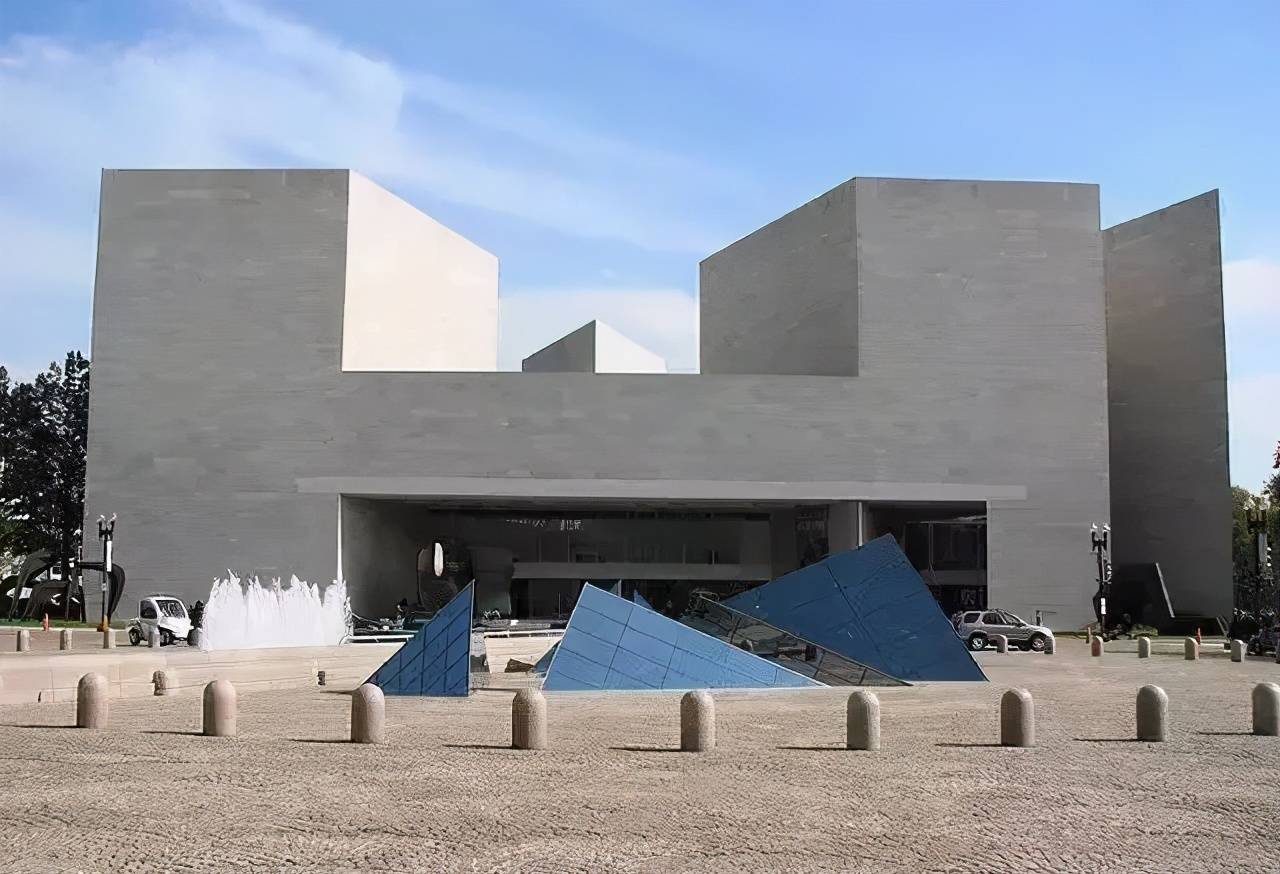 华盛顿国家美术馆东馆02在这座大型玻璃金字塔的南北东三面还有三座五