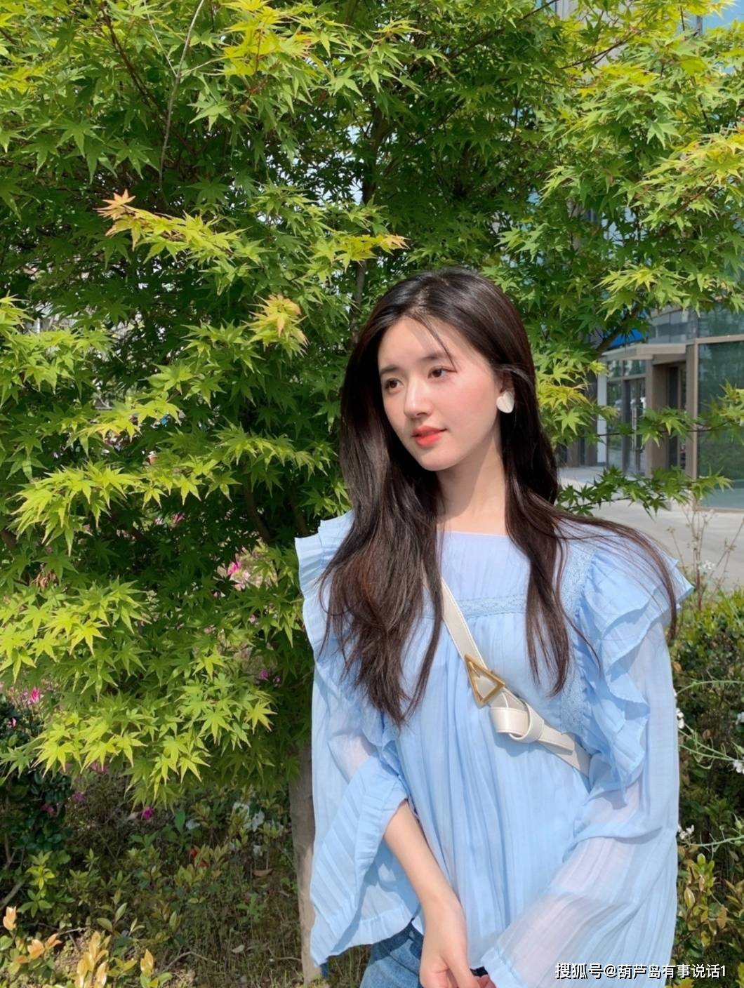 赵露思够漂亮了,看到她的学生照,原来她小时候就如此惊艳了