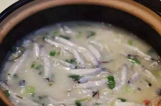 泥虫粥以独特的口感,鲜美的海鲜味和滋阴养颜的功效深受大众的喜爱.