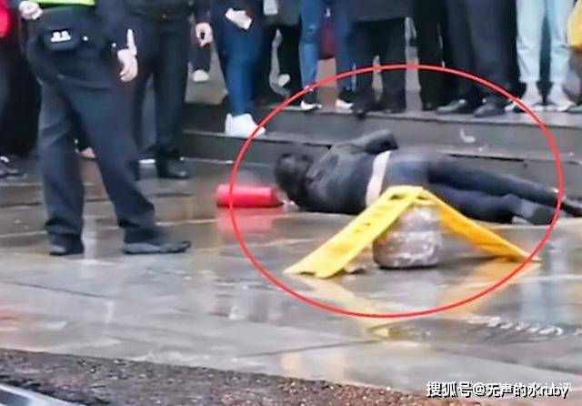 广西一女子喝醉酒躺在大街上又哭又喊,看着让人揪心.