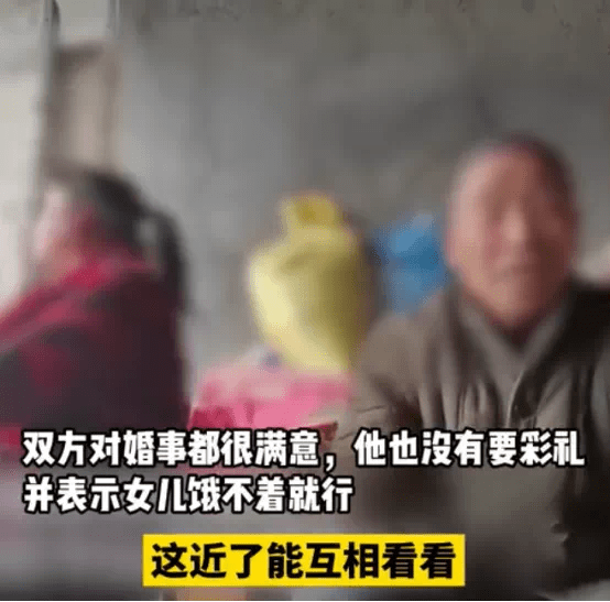 河南智障女嫁给55岁大叔,母亲身穿红衣一脸喜气,但我骂不出来