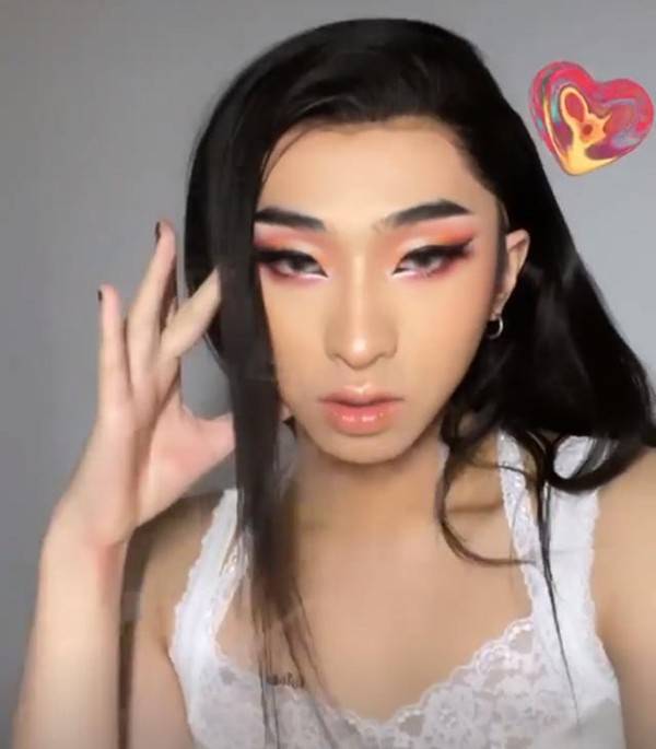 原创伊能静儿子再晒蕾丝吊带女装照,镜头前搔首弄姿,吞云吐雾!