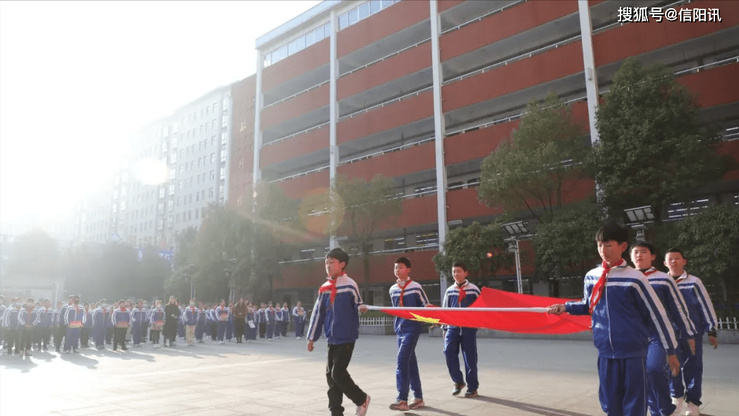 百年恰是风华正茂 少年接力续写辉煌 光山五小举行新学期升旗仪式暨