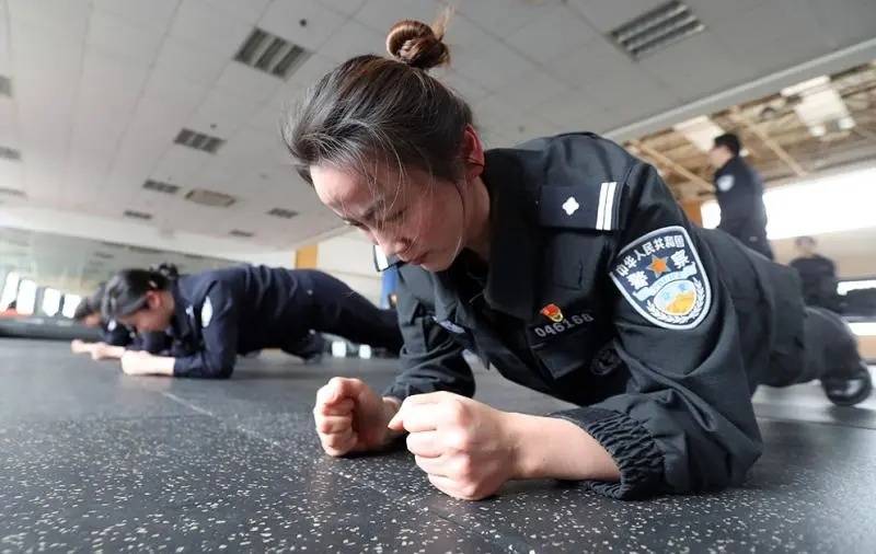 宝山女警进行合成训练,在训练场上迎接"三八"妇女节