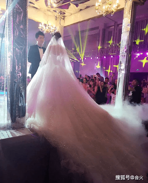2015年8月,毕畅与隋宏洋结婚,两人的婚礼奢华隆重,当时的隋宏洋还是