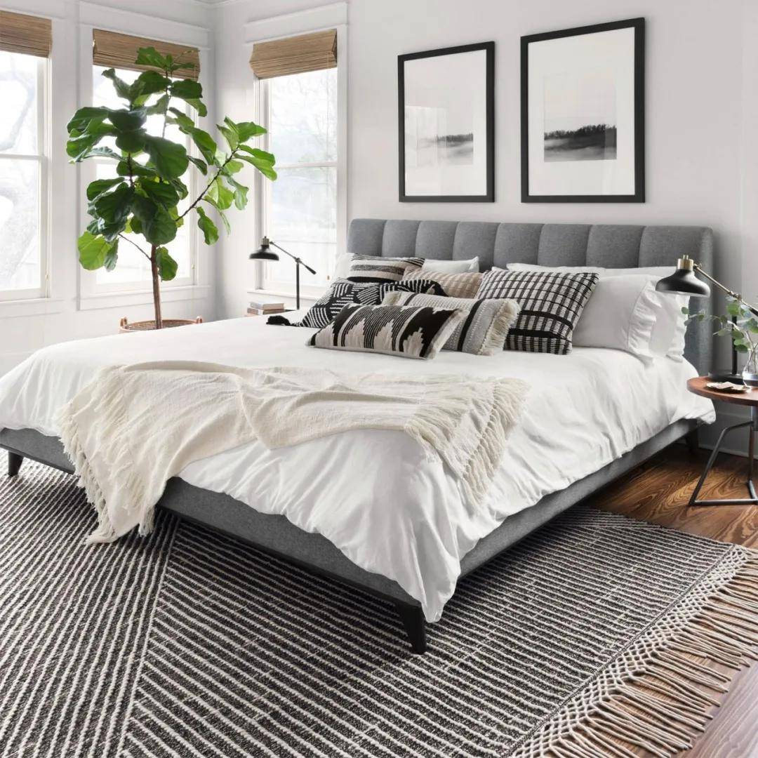 卧室也是地毯利用率比较高的地方,可以选择铺在整个床的下方,也可以只