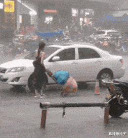 妹子下回不要戴墨镜自拍啦,墨镜反光隐私都被看完了,好尴尬啊