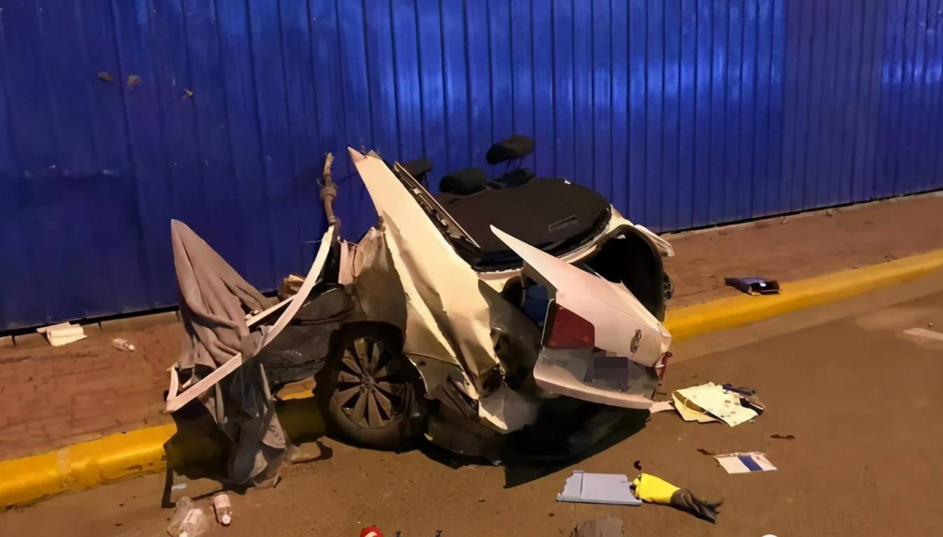 南阳邓州发生一起惨烈车祸,一轿车当场解体