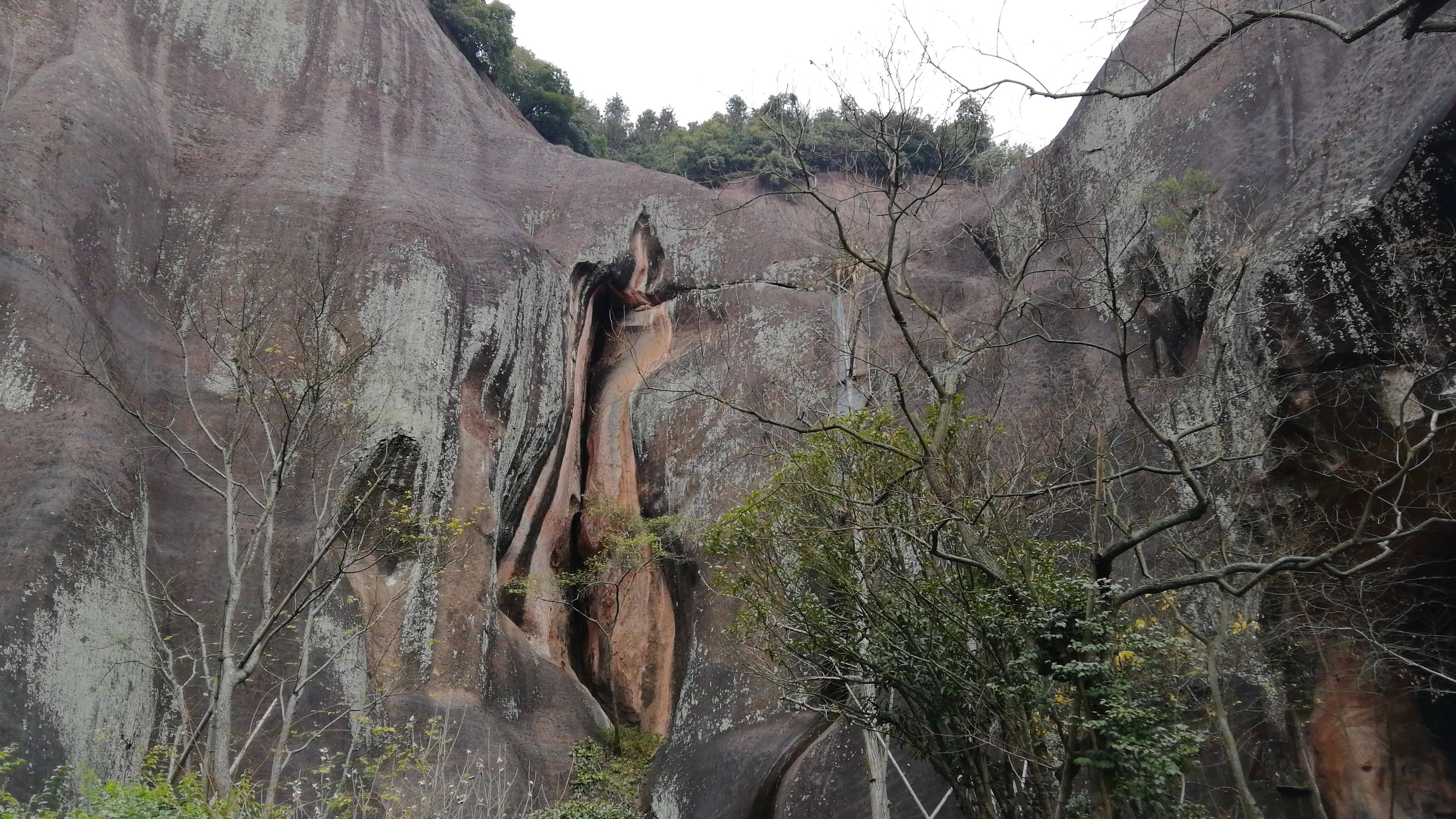 湖南省郴州市苏仙区去飞天山风景区看观音岩洞赏蜂窝奇岩