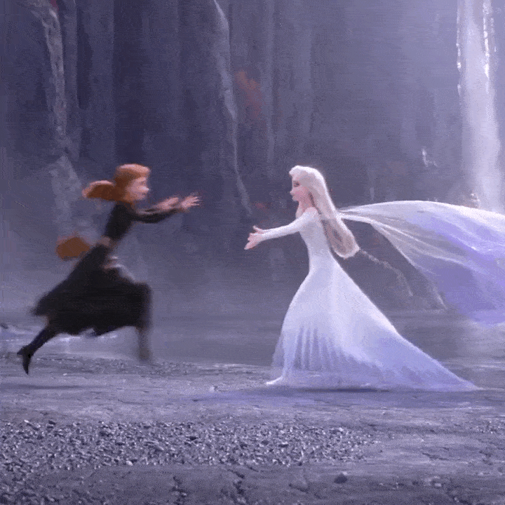 仿佛是《冰雪奇缘》中艾莎和安娜公主呀看着两人飞奔着相拥在一起