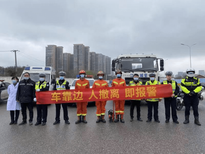 江汉交警组织开展雨天道路交通事故应急救援演练活动