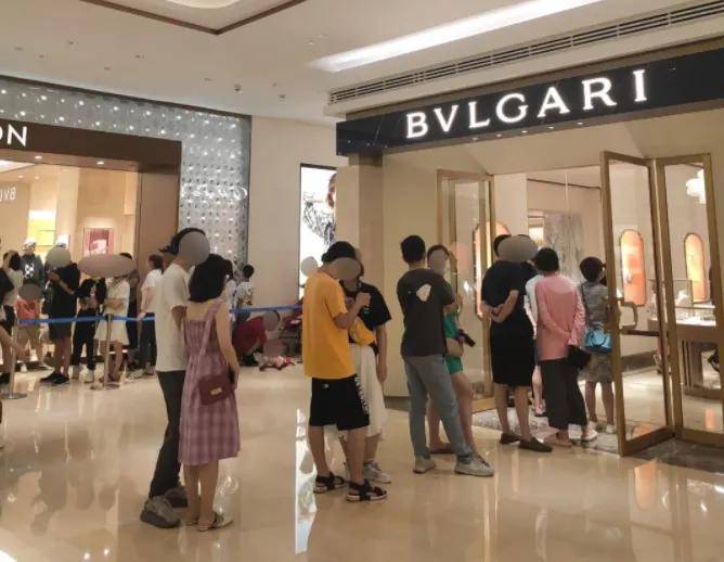 lv,香奈儿大涨价门店排队抢购?实地走访重庆发现是这样的
