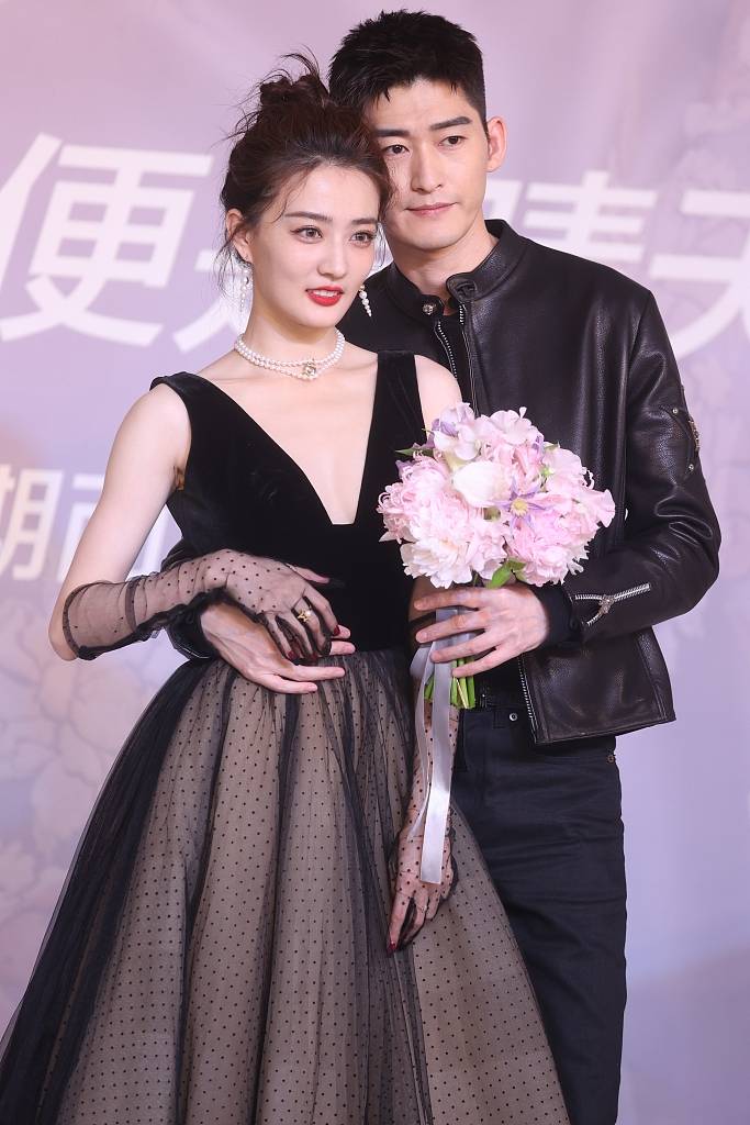 张翰发布会现场甜蜜抱徐璐 两人作势亲吻cp感十足