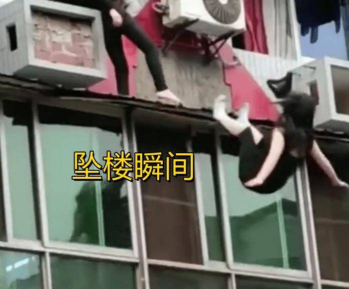 揪心!重庆一女子站窗外与人争执坠楼,路人拍下跌落瞬间