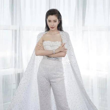 李冰冰真"胆大",真空穿透视蕾丝上衣太惊艳,姨妈红唇气场强大