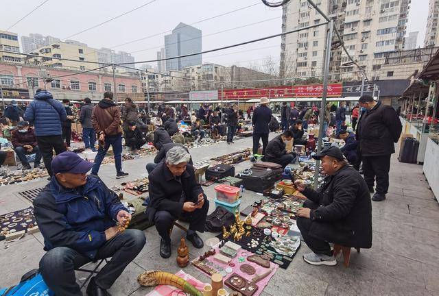 郑州一古玩城地摊惊现大土豪,和田玉籽料原石成堆卖,这是真玉吗