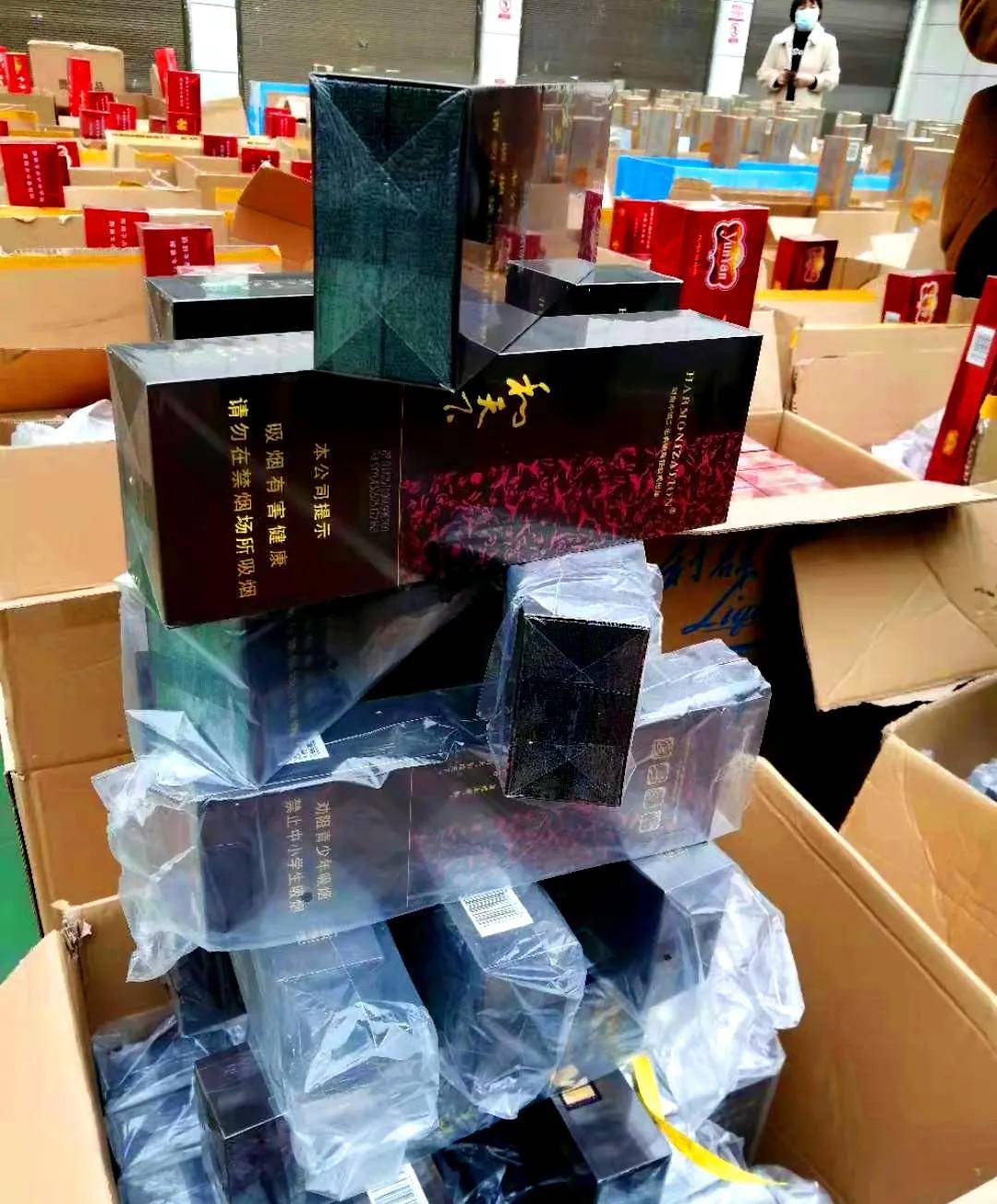 伪劣商品"活动, 现场销毁了30多种品牌的7000余条香烟,以及12吨烟丝