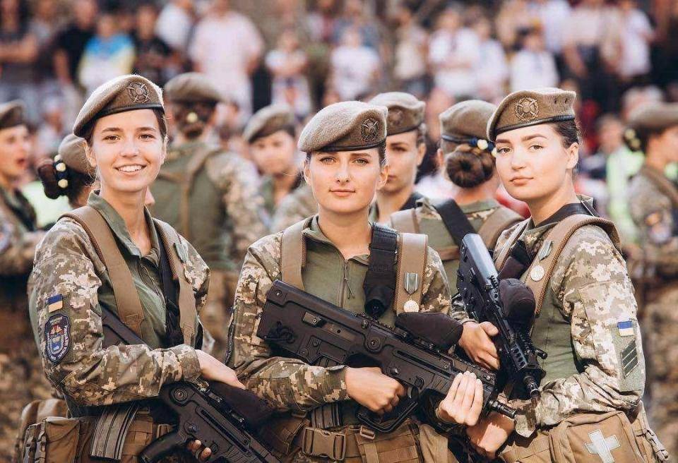 原创世界各国女兵大比拼,哪个国家的更加"英姿飒爽"?