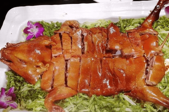 舌尖上的广西,防城港上思有"三香"香糯,香猪和香菇,个