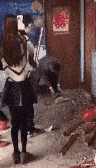 搞笑gif:现在还有地方这样洗衣服吗?