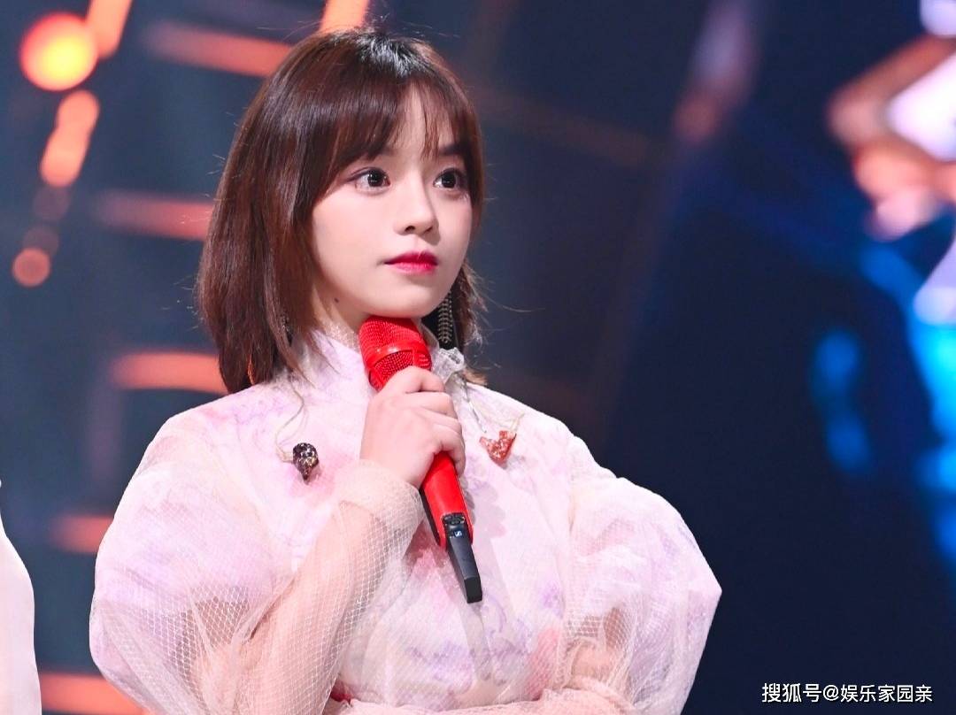 黄霄云参加过《中国好声音》第4季《歌手》等音乐综艺节目.