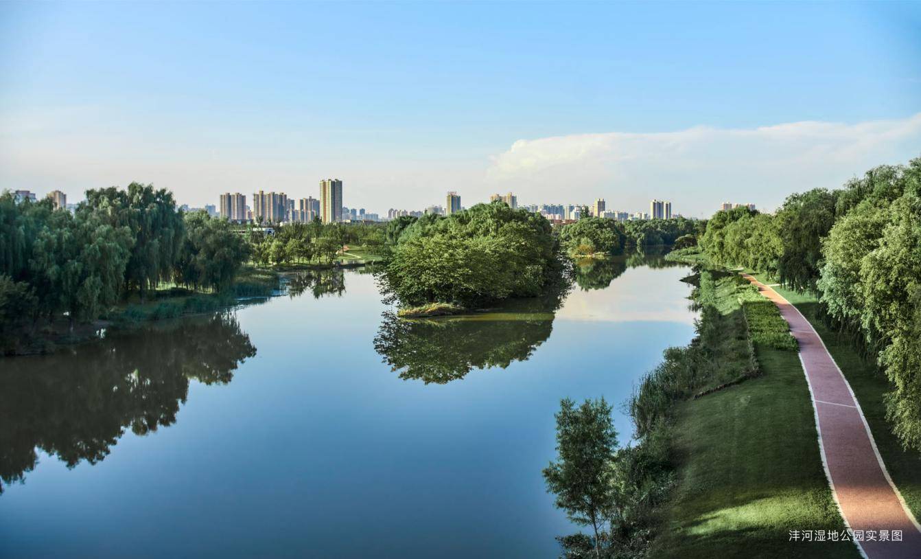 南瞰千年沣河不急不缓静静流淌,北眺约256亩沣河森林公园随微风轻摇慢