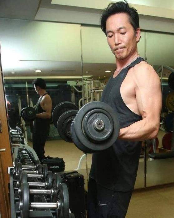54岁邹兆龙肌肉健硕,坚持健身,习武出身的他出演了不少武打片