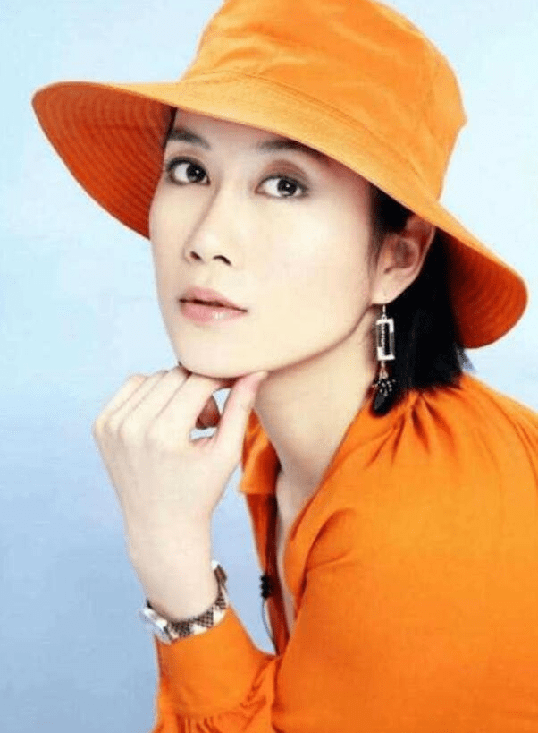 在自己的生活中,温峥嵘其实早早就已经结婚,嫁给了和他相爱20多年的