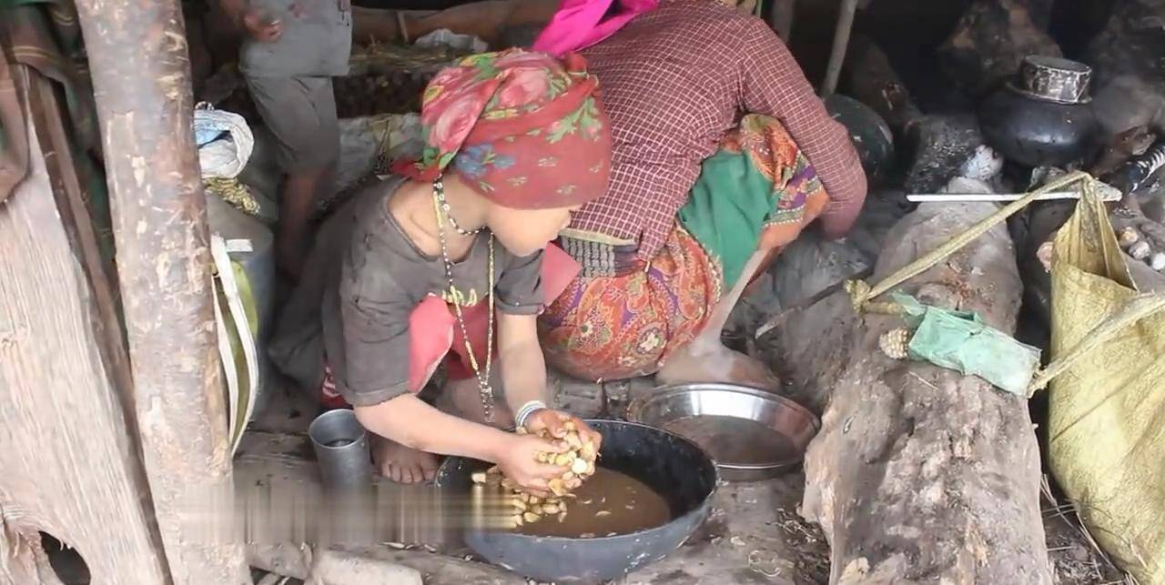 尼泊尔山区穷人家的生活,房子矮的直不起腰,只吃一个土豆炒蘑菇