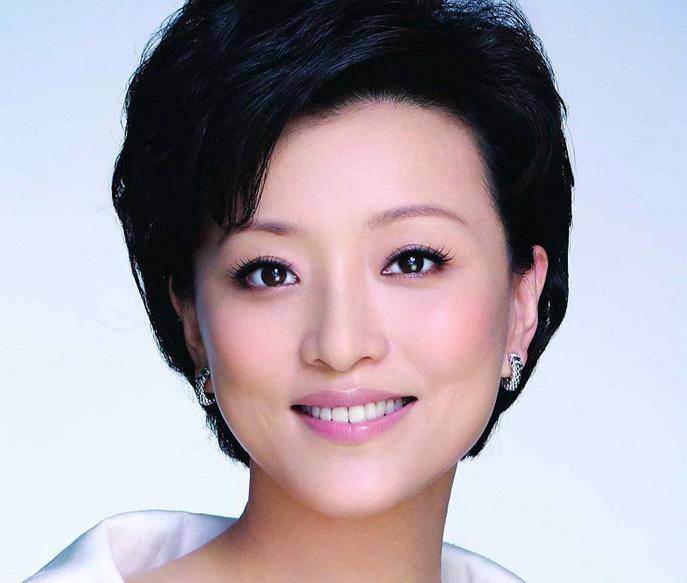 原创"央视名嘴"杨澜,51岁事业仍在巅峰,被百亿富豪老公宠成少女
