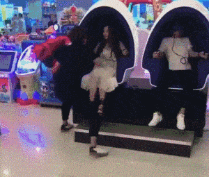 原创搞笑gif趣图:妹子,你是在练习闭气功吗?