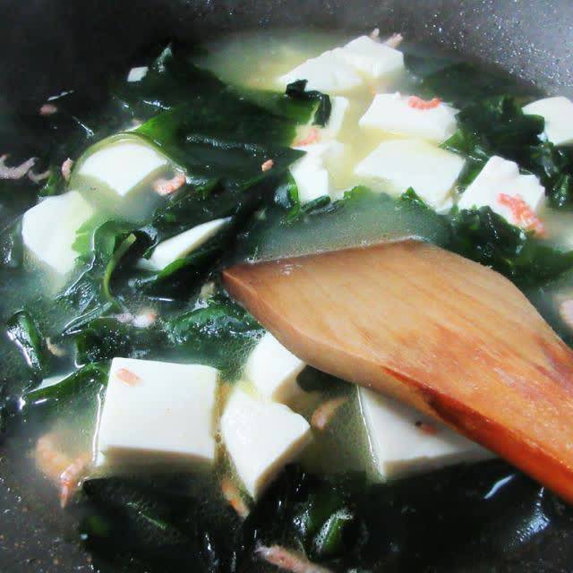 小虾米裙带菜豆腐汤汤鲜味美营养丰富