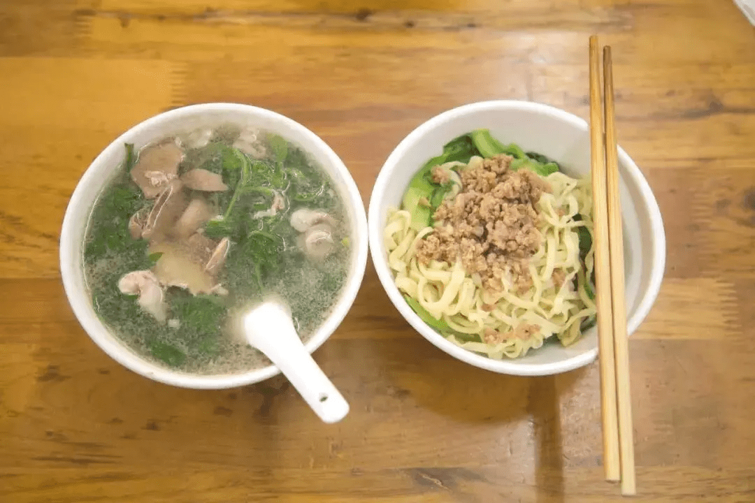 一汤一面 腌面鲜香 枸杞猪杂清澈 "家"近在唇齿