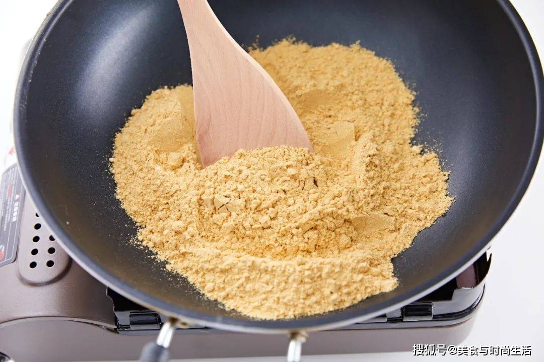 3 炒熟的黄豆面过筛到案板上.