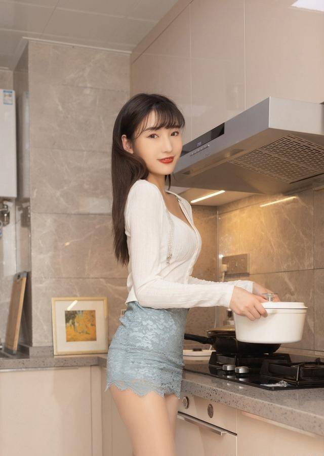 穿蕾丝短裙的长发美女,即使回家也是美美哒